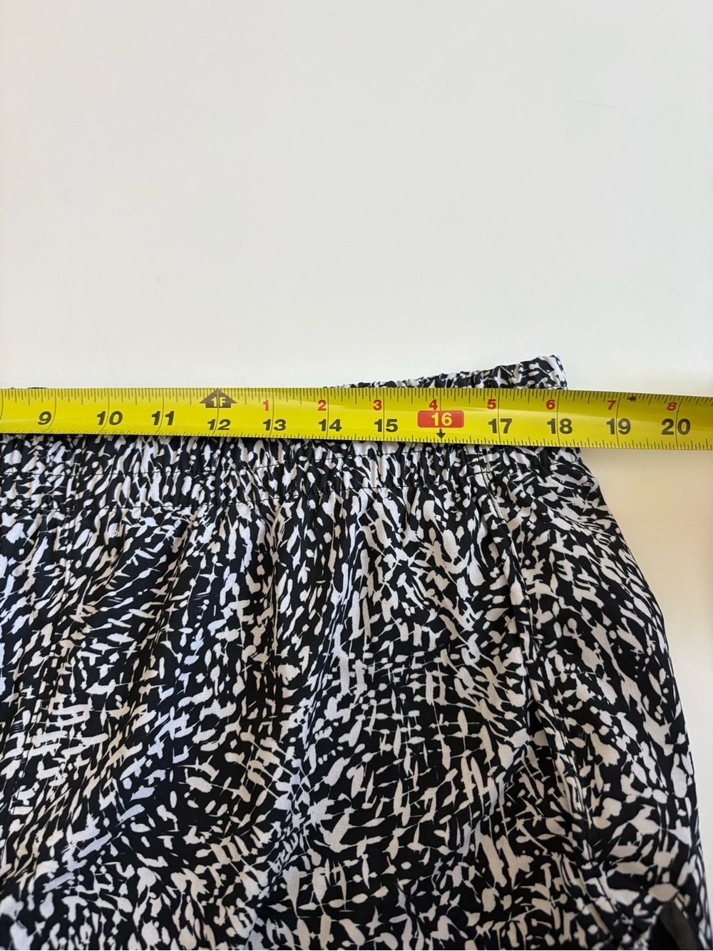 Athleta Printed Mesh Racer Run Shorts Black White Size XL 4” - Picture 11 of 11